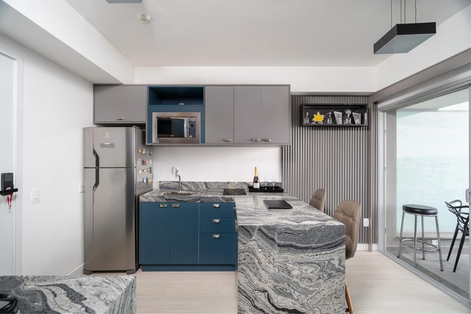 Kitchen or kitchenette, Dining area, minibar, oven, stove