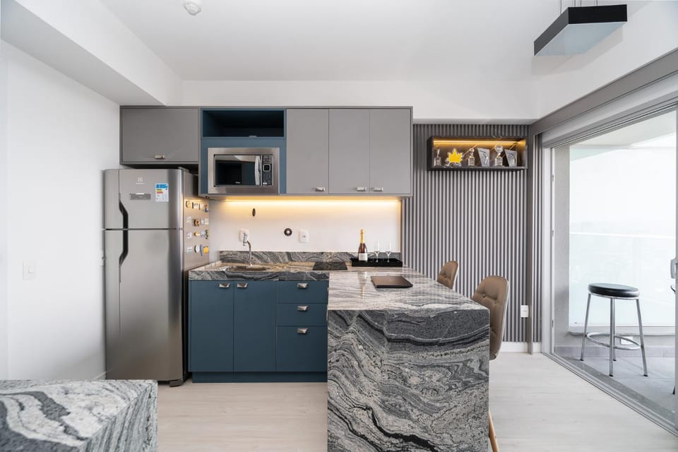 Kitchen or kitchenette, Dining area, minibar, oven, stove