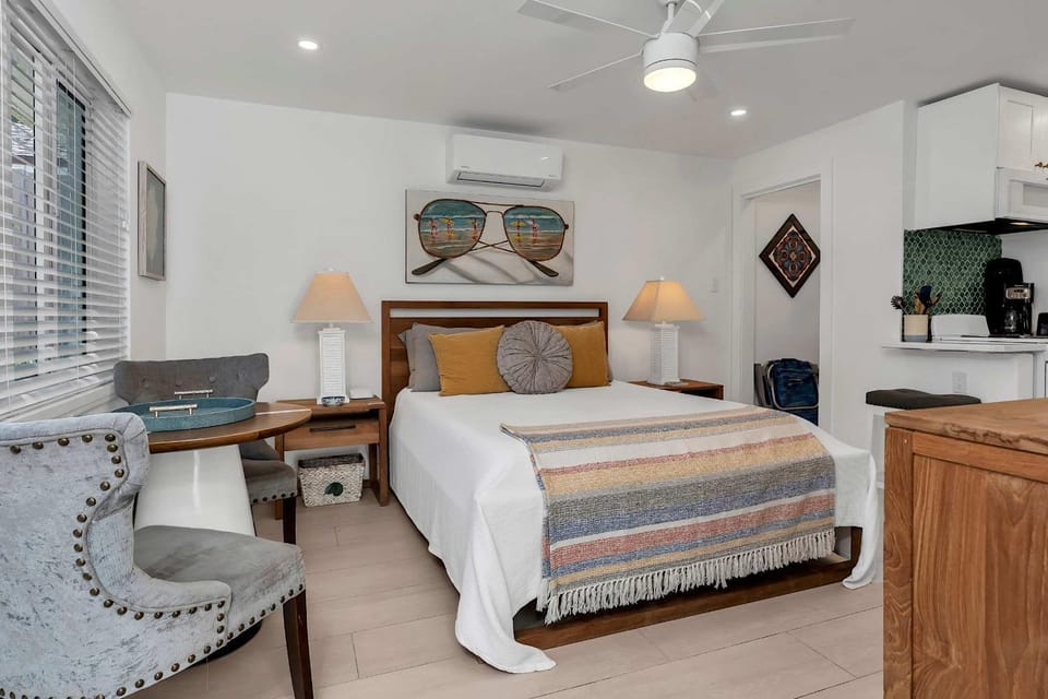 Charming Studio w Pool One Mile to Beach Pets Welcome Apartment in Lake Worth
