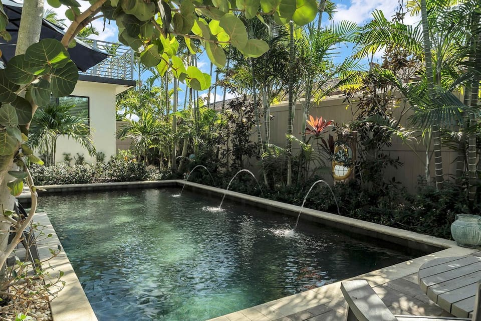 Charming Studio w Pool One Mile to Beach Pets Welcome Apartment in Lake Worth
