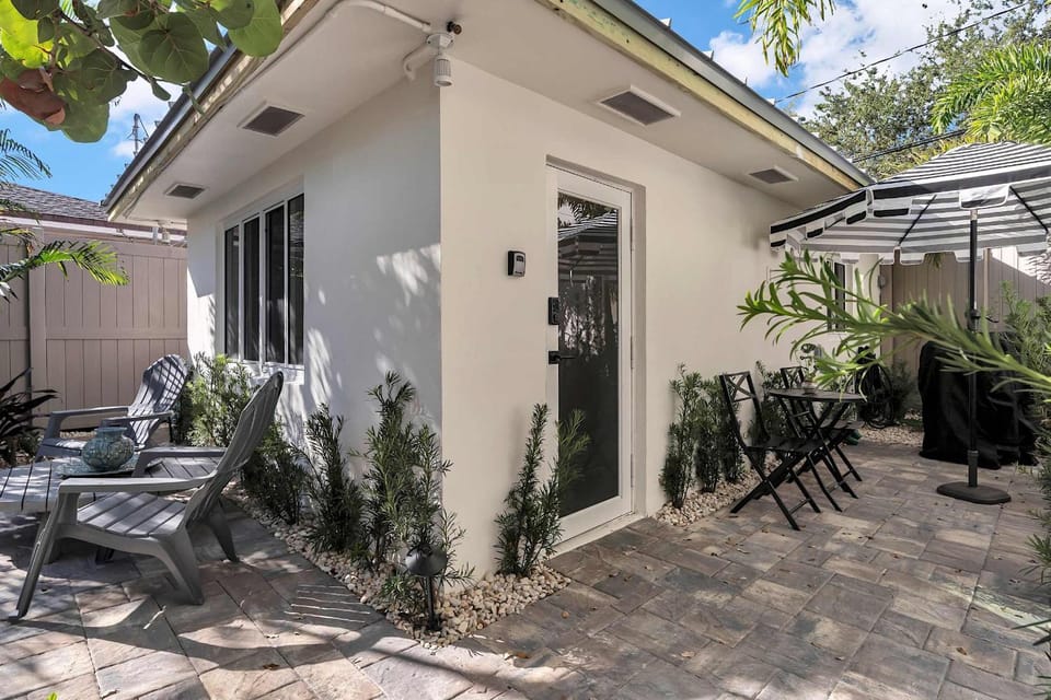 Charming Studio w Pool One Mile to Beach Pets Welcome Apartment in Lake Worth