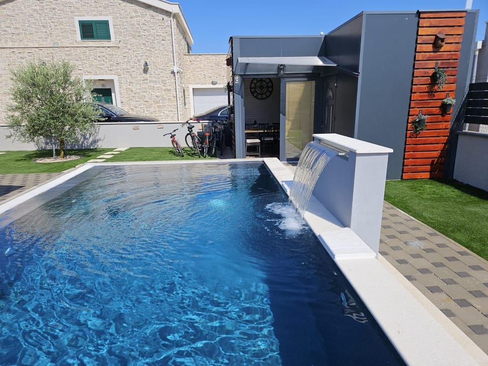 Day, Swimming pool