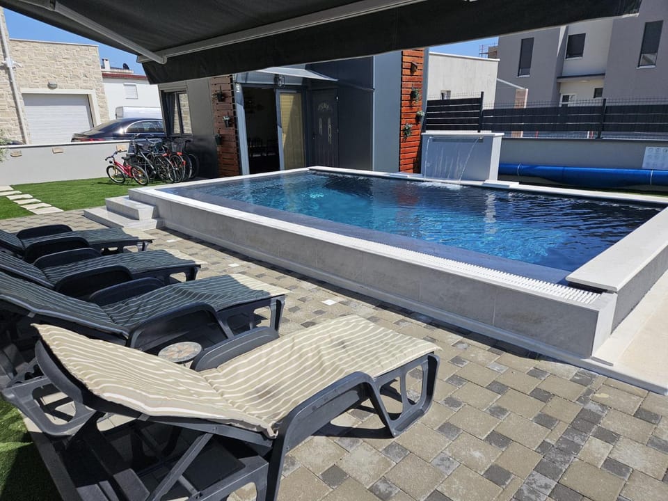 Swimming pool, sunbed