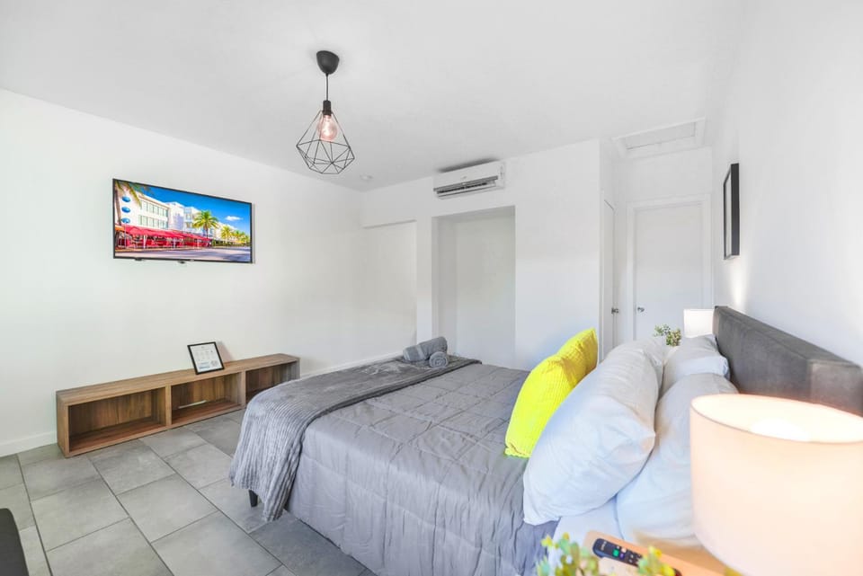 Bed, TV and multimedia, towels