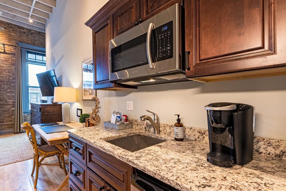 TV and multimedia, Coffee/tea facilities, Kitchen or kitchenette, Dining area, microwave