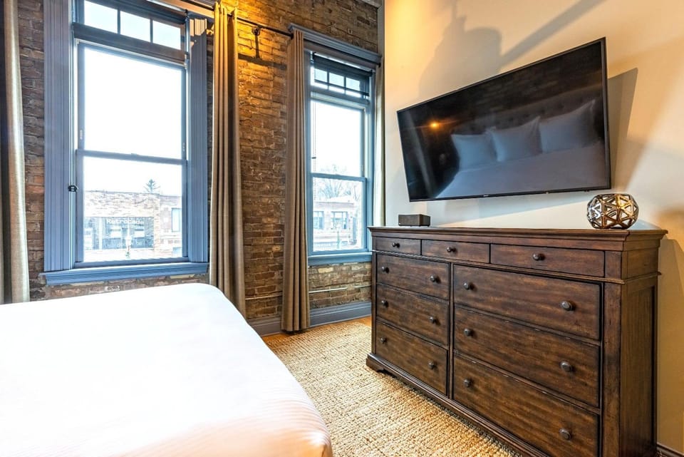 Bed, TV and multimedia, Evening entertainment, Bedroom