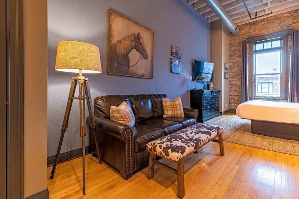 Bed, TV and multimedia, Living room, Seating area, Bedroom