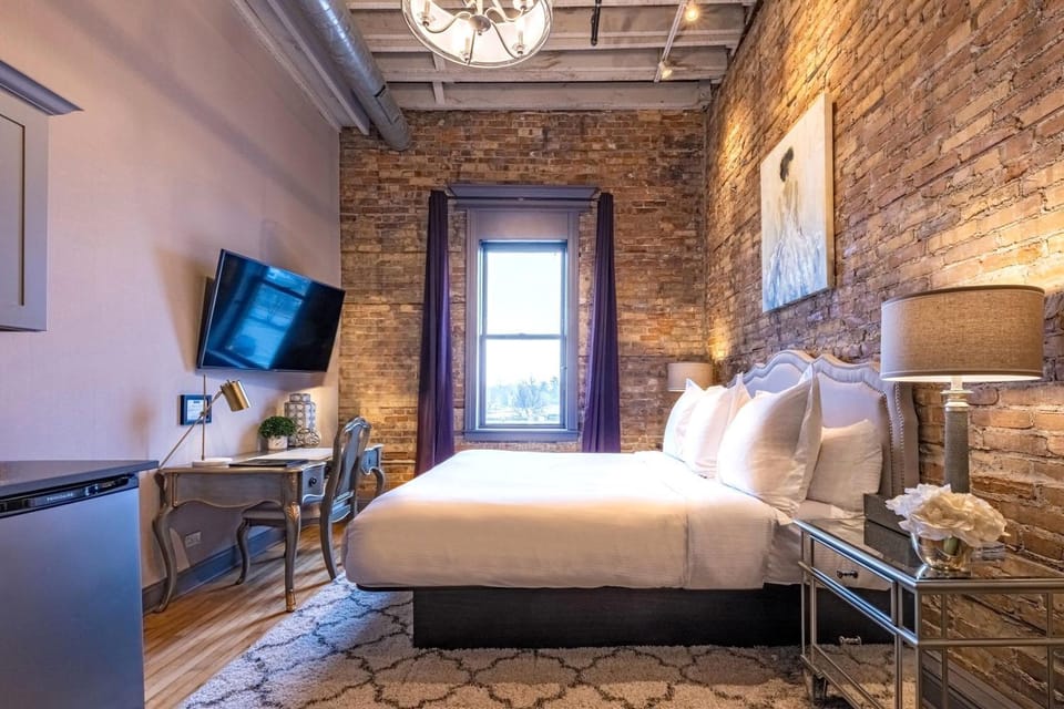 Bed, TV and multimedia, Living room, Seating area, Bedroom, wedding, wedding