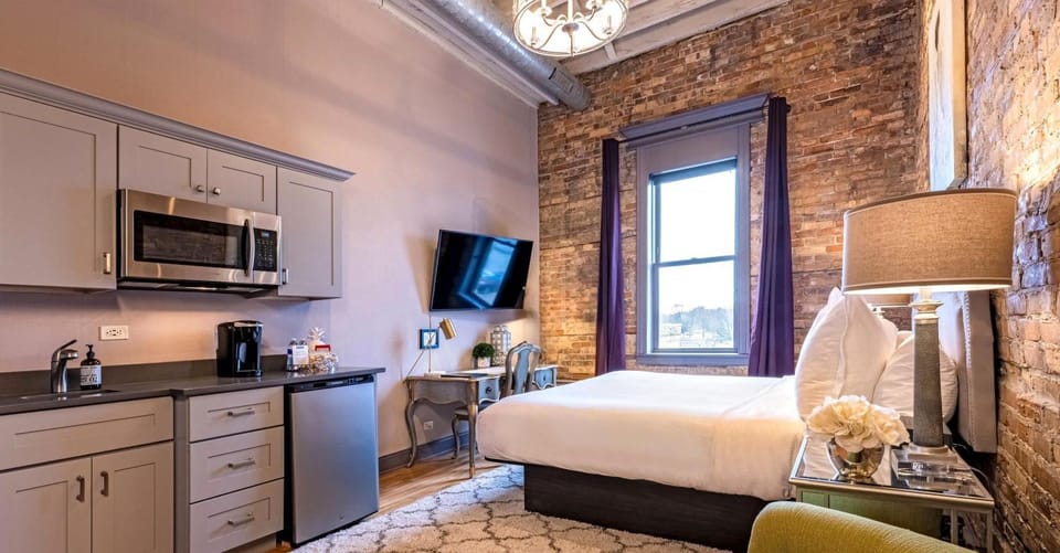 Bed, TV and multimedia, Coffee/tea facilities, Kitchen or kitchenette, Photo of the whole room, Bedroom, microwave