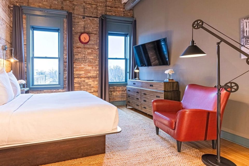 Bed, TV and multimedia, Living room, Seating area, Evening entertainment, Bedroom
