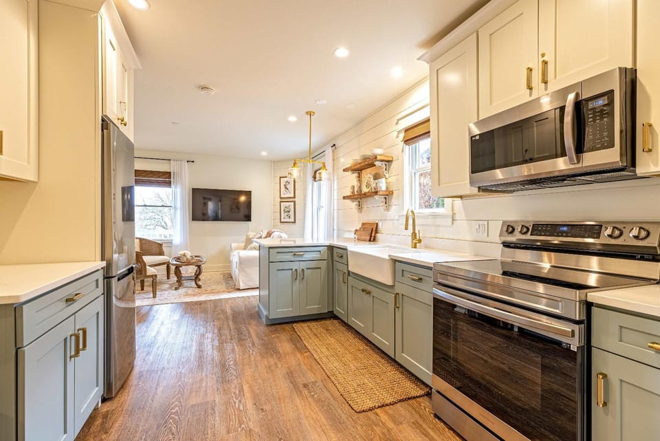 TV and multimedia, Kitchen or kitchenette, Living room, Dining area, oven, pet friendly, stove, wedding, wedding