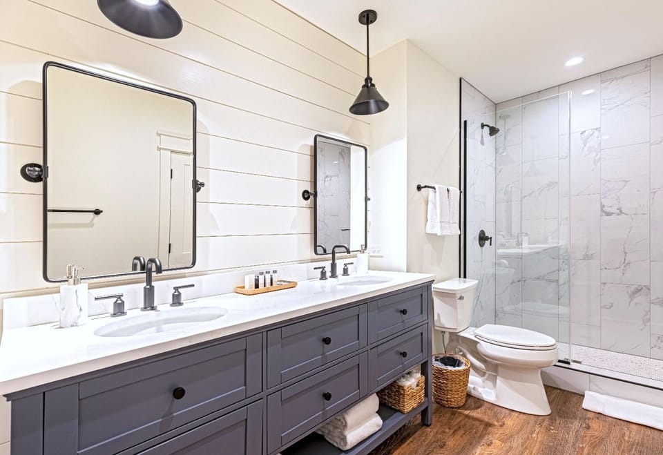 Shower, Toilet, Bathroom, towels
