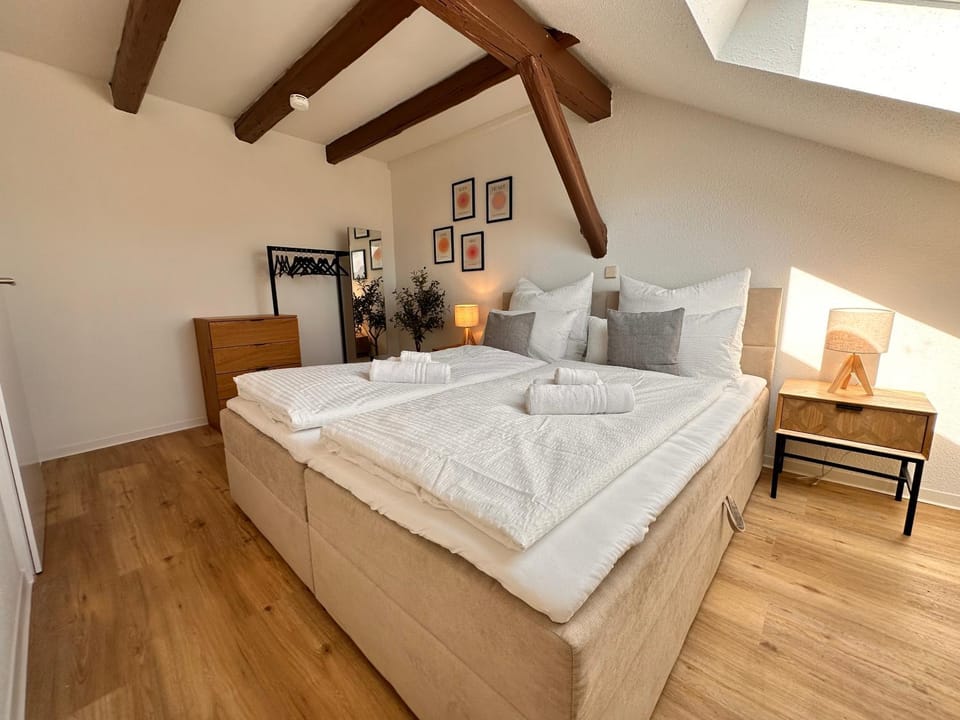 Bed, Photo of the whole room, Bedroom, towels