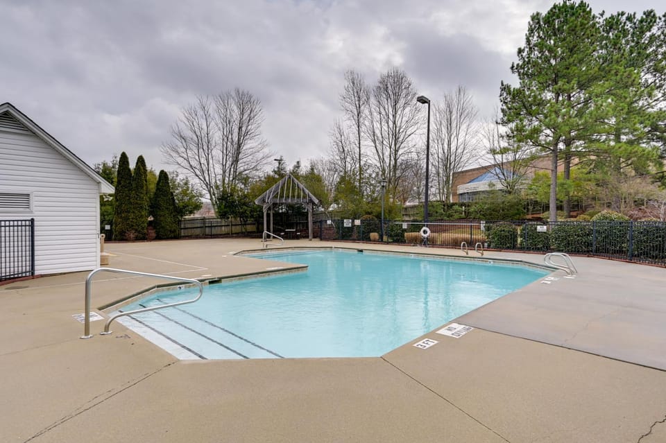 Central Greensboro Townhome + Pool Access! House in Greensboro