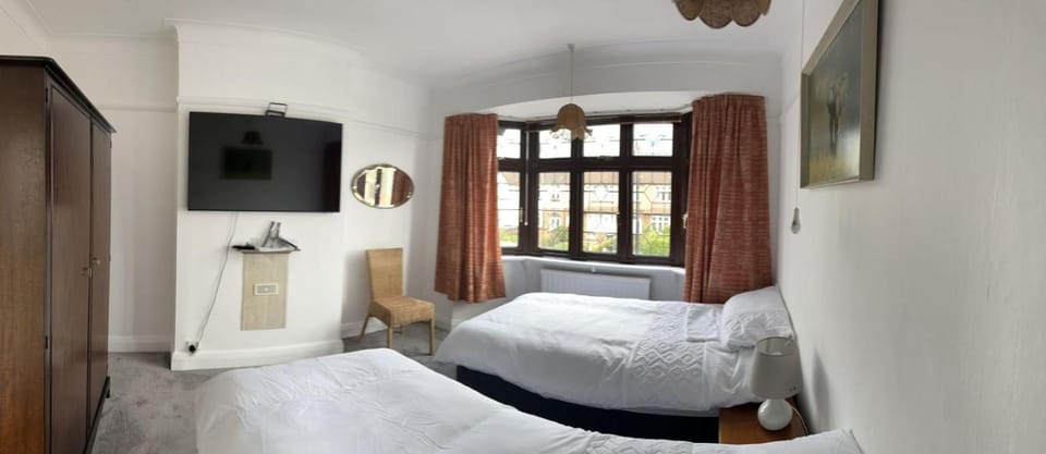 Amazing and Romantic O2 Arena 4 Bedrooms House free parking House in London Borough of Lewisham