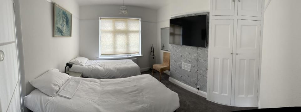 Amazing and Romantic O2 Arena 4 Bedrooms House free parking House in London Borough of Lewisham