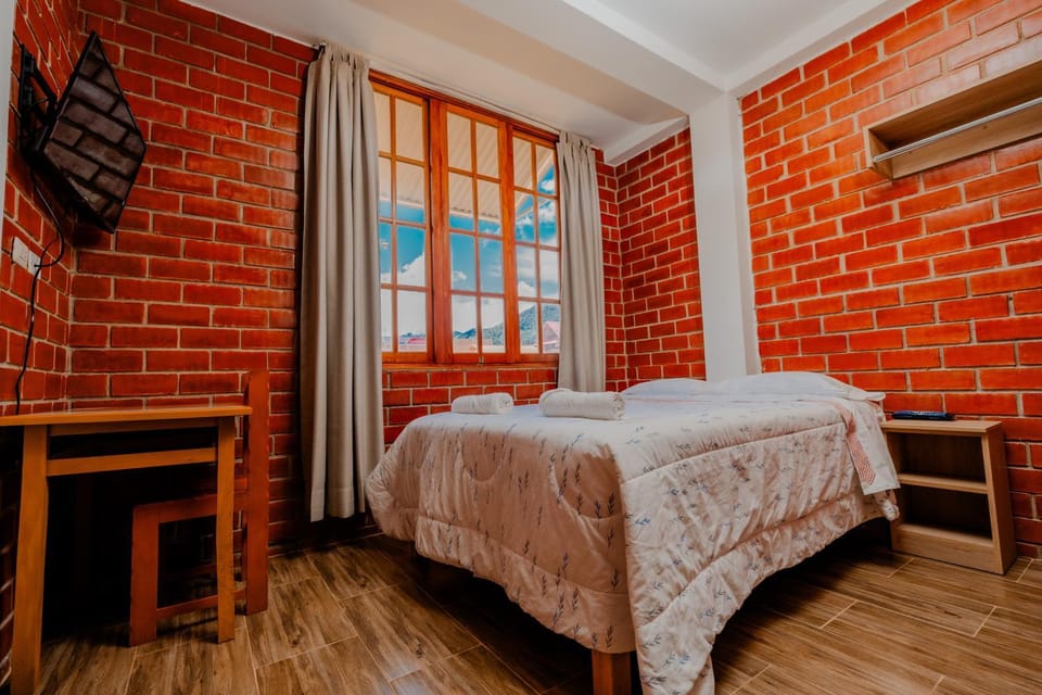 Bed, TV and multimedia, Photo of the whole room, Bedroom