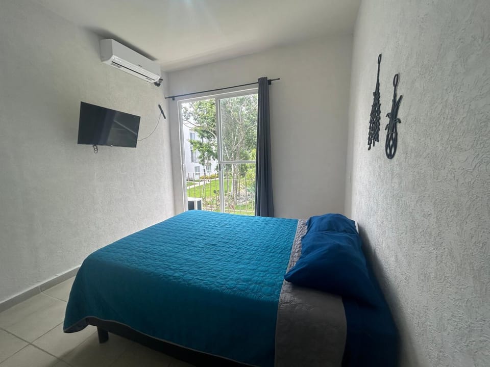 Bed, TV and multimedia, Photo of the whole room, air conditioner