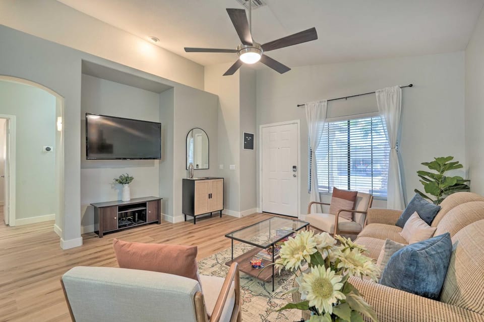 Sunlit Peoria Gem w/ Yard: Hike, Golf & Explore! House in Glendale