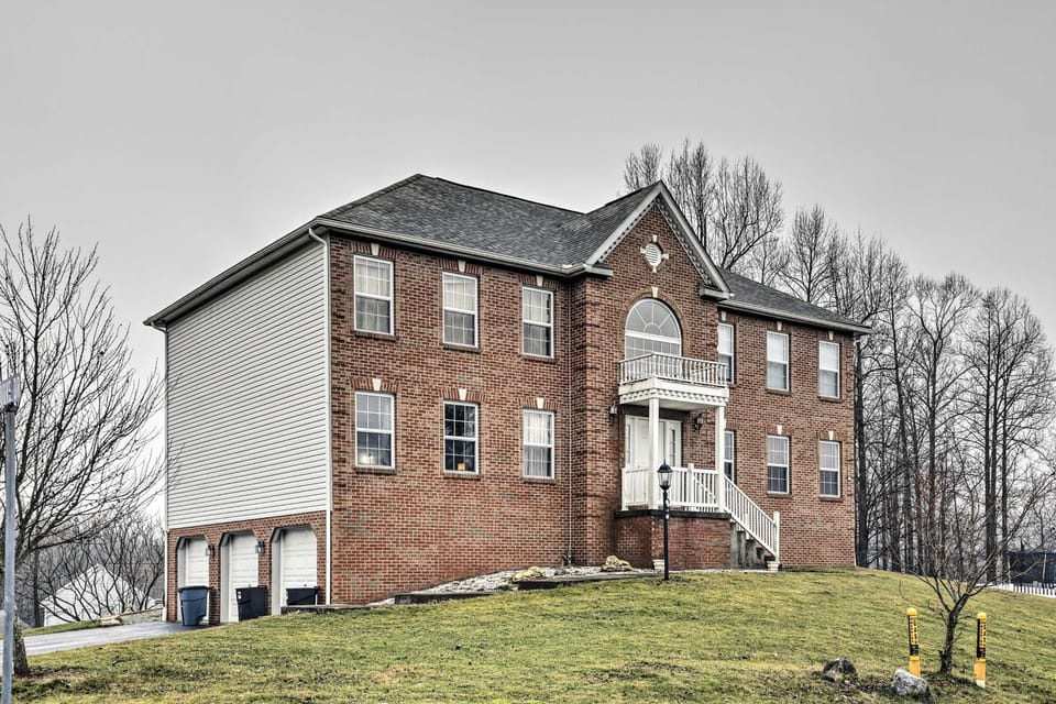 Fireside Gatherings Pet-Friendly Apollo Home House in Allegheny River