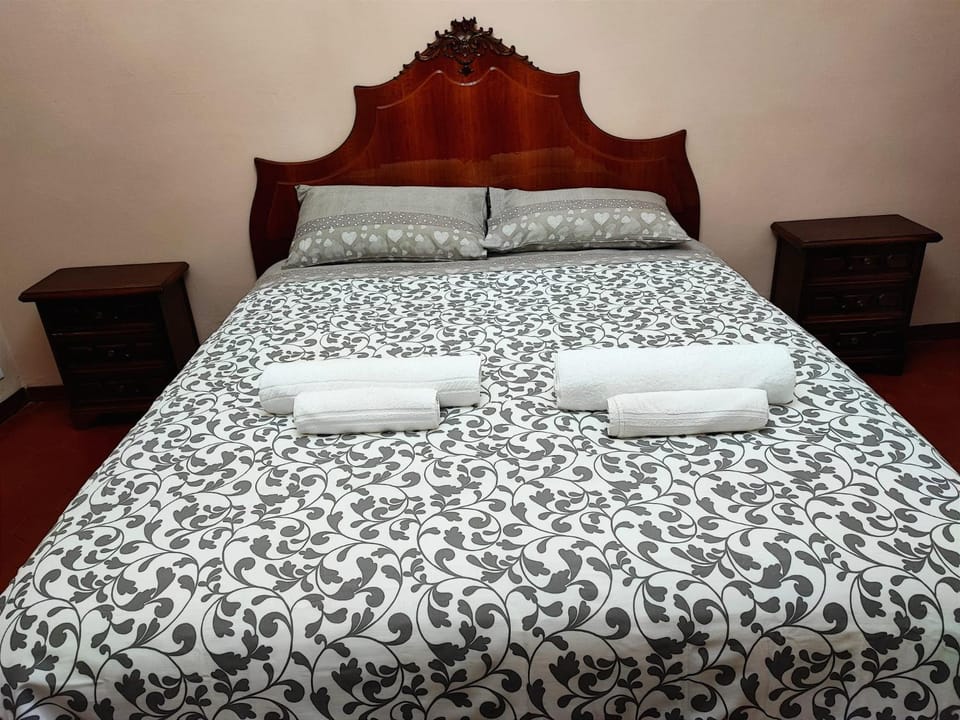 Bed, Photo of the whole room, towels