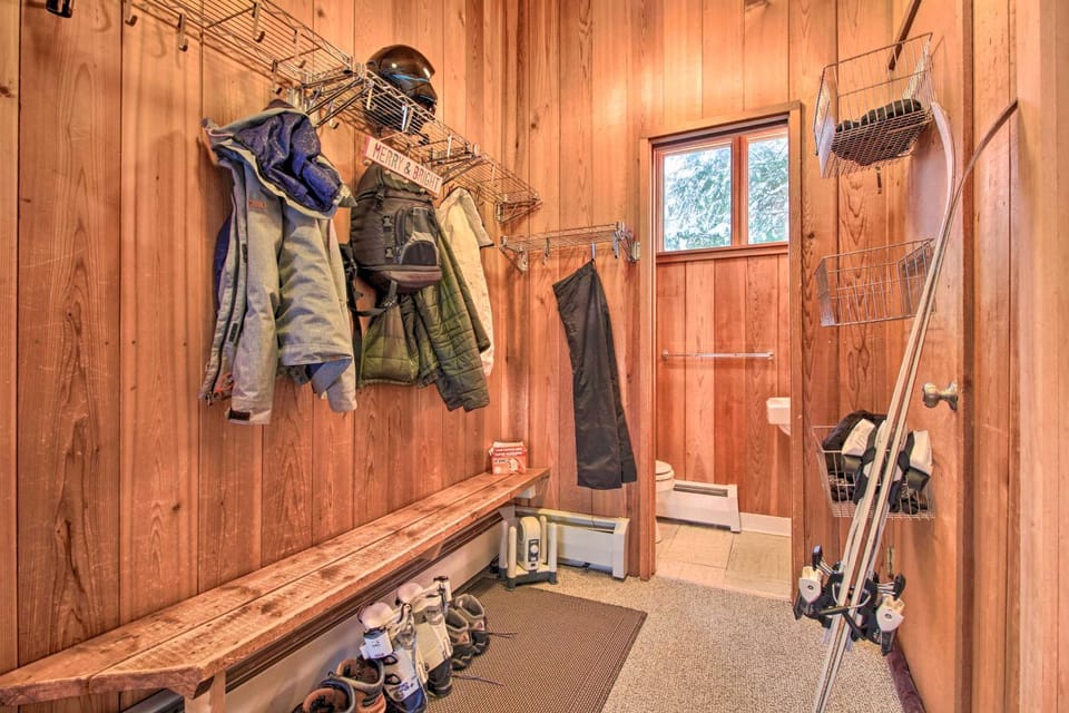 Walk to Ski Trails: Ludlow Home on Okemo Mountain! House in Mount Holly