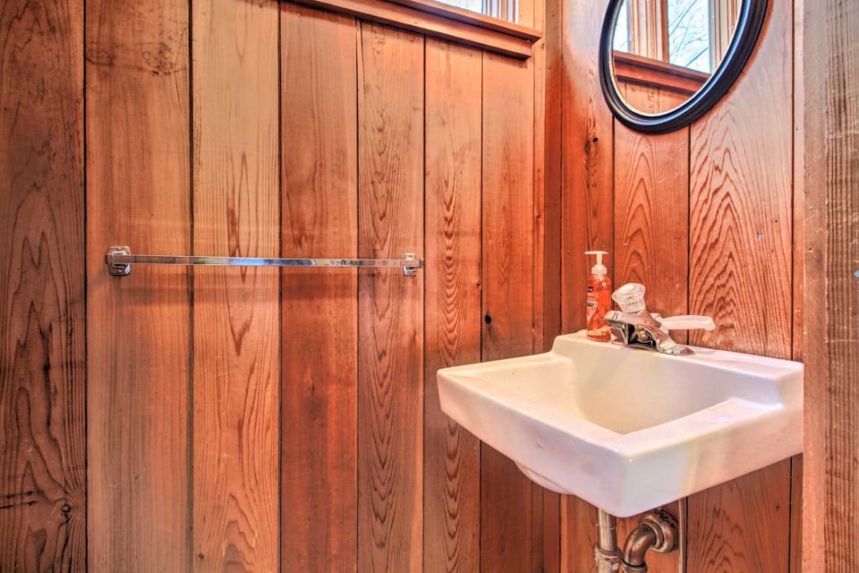 Walk to Ski Trails: Ludlow Home on Okemo Mountain! House in Mount Holly