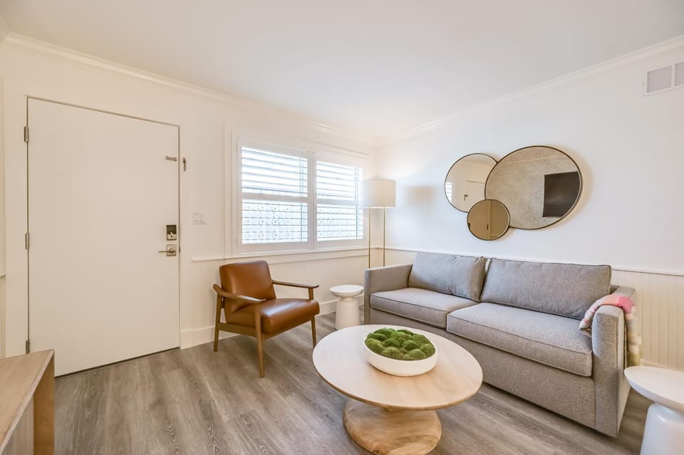 Updated Dtwn Naples Condo: Across From Beach! House in Naples