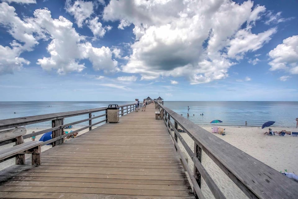 Updated Dtwn Naples Condo: Across From Beach! House in Naples