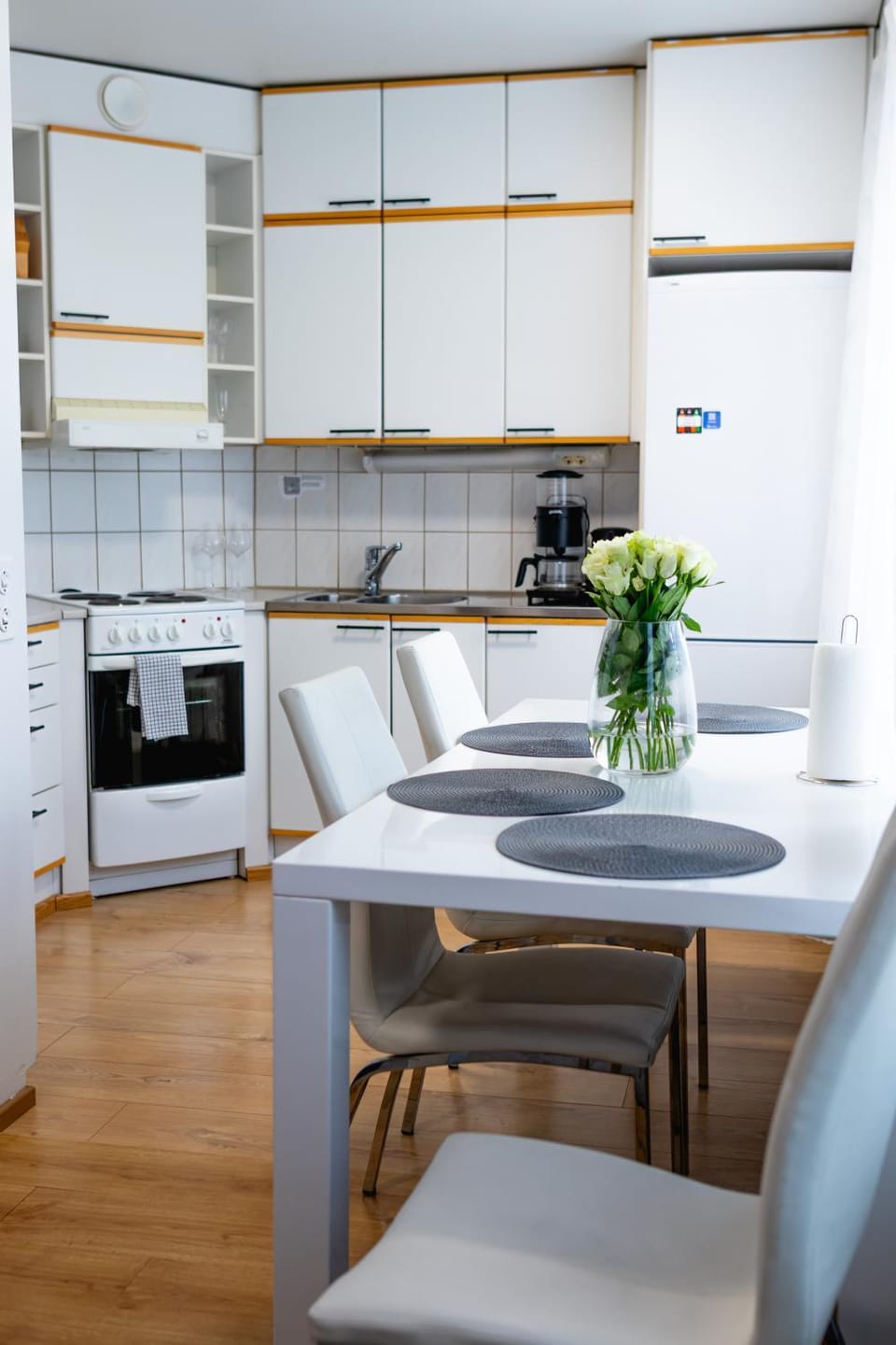 Kitchen or kitchenette, Seating area, Dining area, minibar, oven, stove