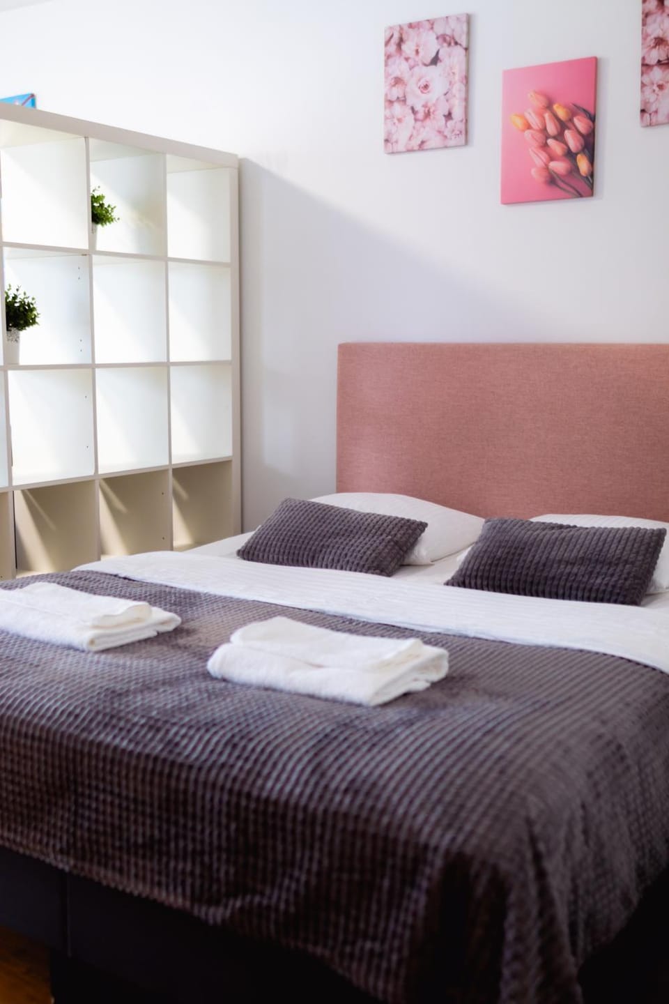 Bed, Bedroom, towels