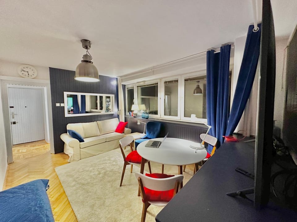 SAWA 5 metro WiFi 70'TV Netflix HBO Disney+ AppleTV+ Apartment in Warsaw