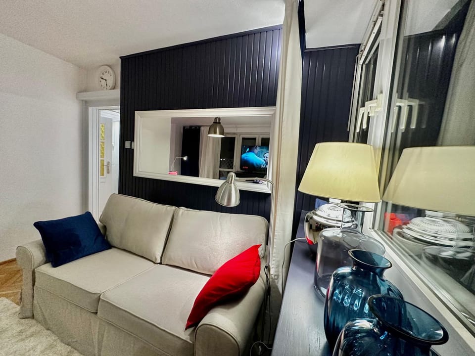 SAWA 5 metro WiFi 70'TV Netflix HBO Disney+ AppleTV+ Apartment in Warsaw