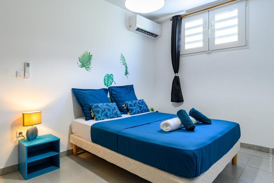 Bed, Photo of the whole room, towels