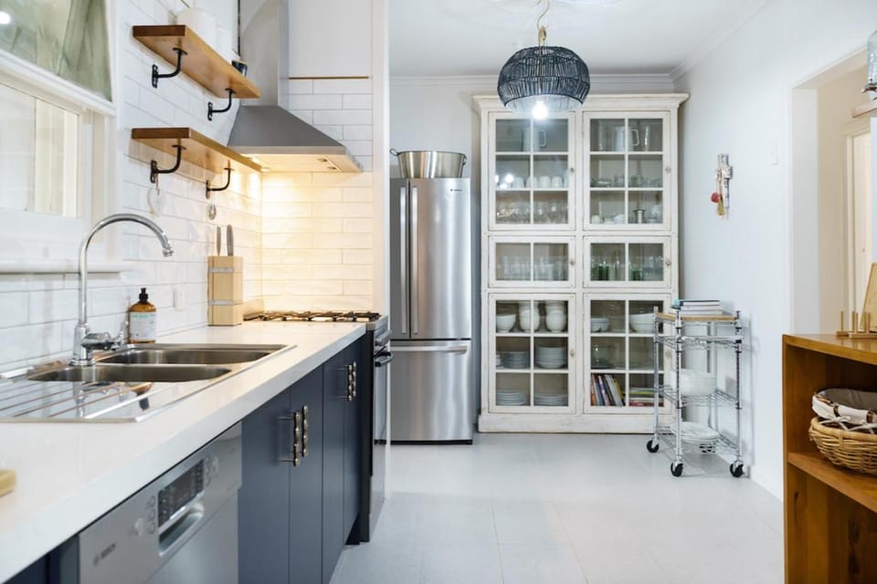 Kitchen or kitchenette, dishwasher