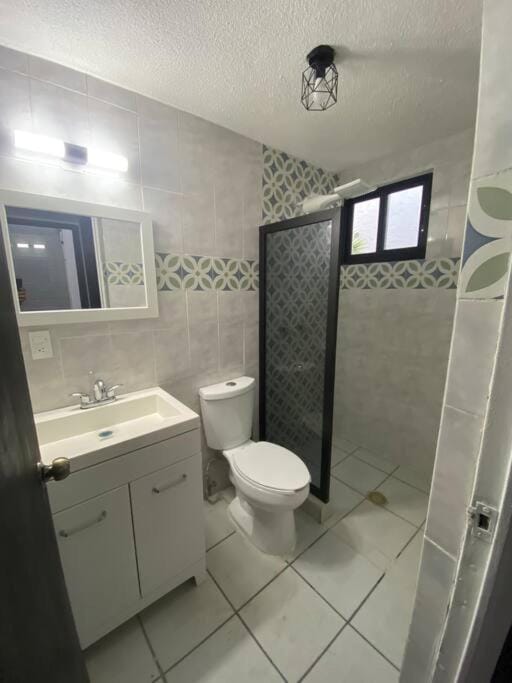 Shower, Toilet