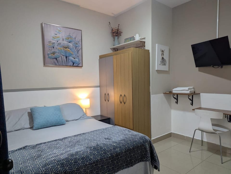 Bed, TV and multimedia, Photo of the whole room, Seating area, Bedroom, wardrobe
