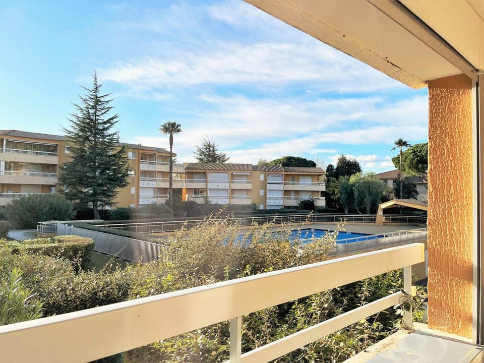 Studio cabine 4 pers avec terrasse, clim et parking au Lavandou - FR-1-251-431 Cabin in Le Lavandou