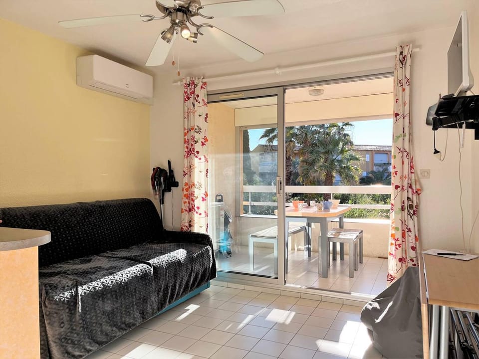 Studio cabine 4 pers avec terrasse, clim et parking au Lavandou - FR-1-251-431 Cabin in Le Lavandou