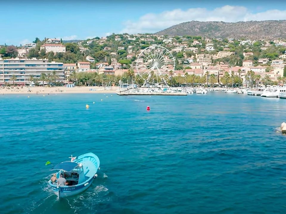 Charmant T2 climatisé avec grande terrasse, piscine et parking privatif, proche plage et commerces. - FR-1-251-441 Apartment in Le Lavandou