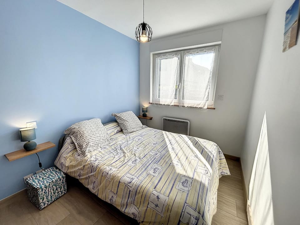 Maison rénovée 3 chambres, proche mer, jardinet équipé, centre-ville - FR-1-361-464 House in Jullouville