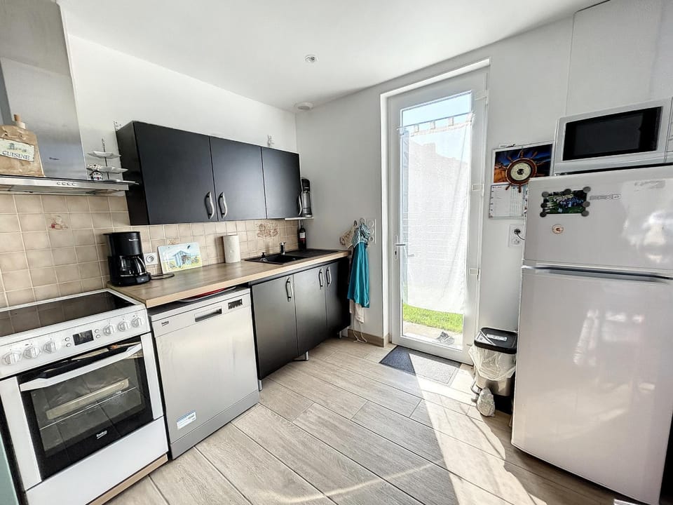 Maison rénovée 3 chambres, proche mer, jardinet équipé, centre-ville - FR-1-361-464 House in Jullouville