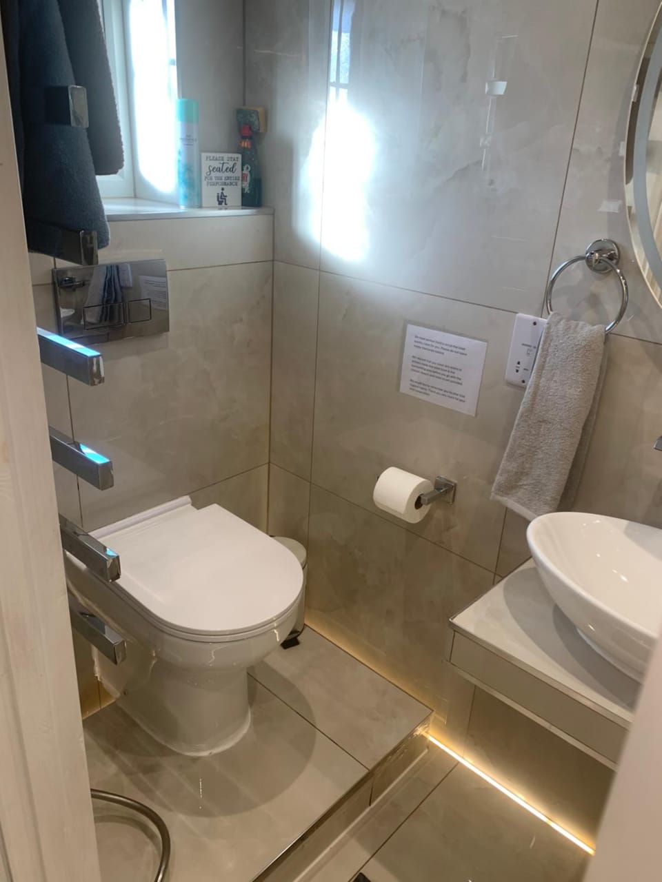 Toilet, Bathroom, towels