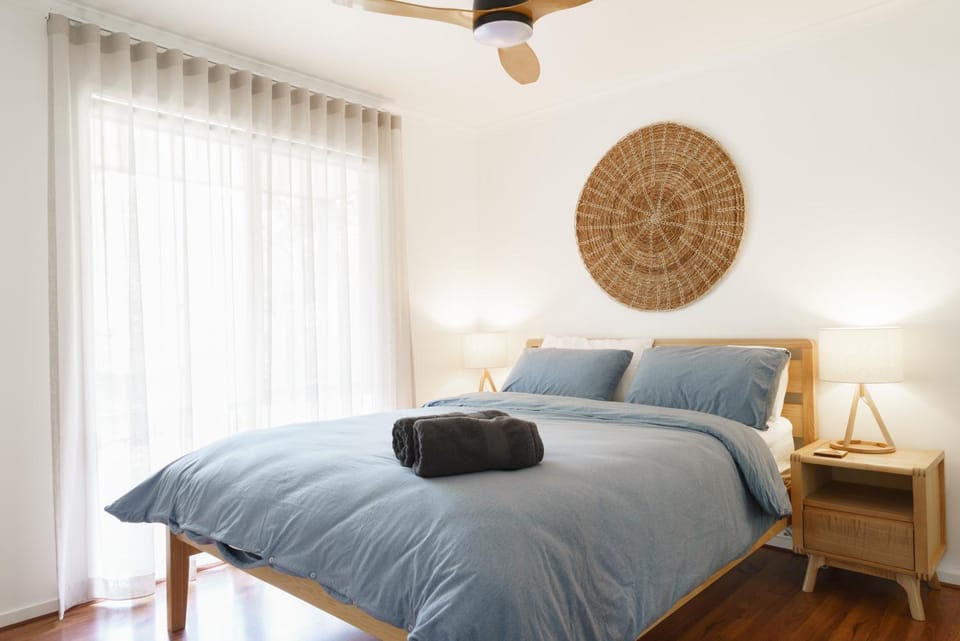 Bed, Photo of the whole room, Bedroom, fireplace, towels
