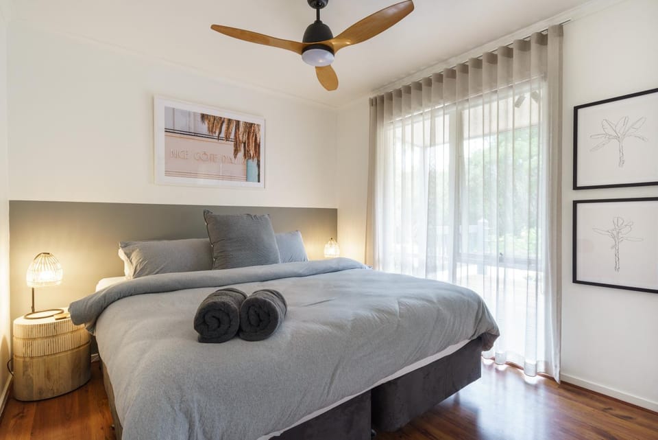 Bed, Photo of the whole room, Bedroom, fireplace, towels