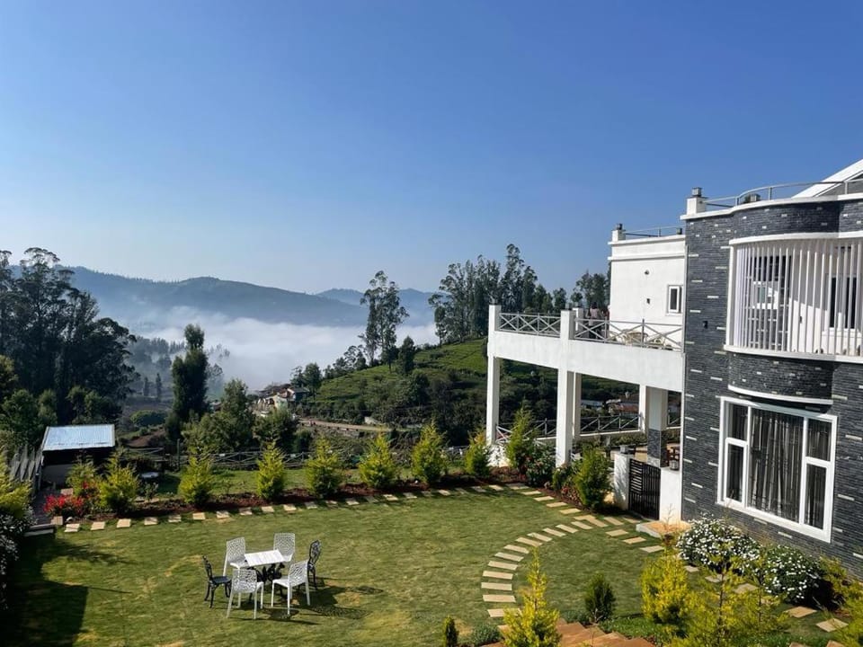 Property building, Day, Garden, Garden view, Mountain view