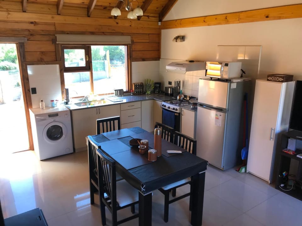 Kitchen or kitchenette, Dining area, minibar, pet friendly, toaster, washing machine