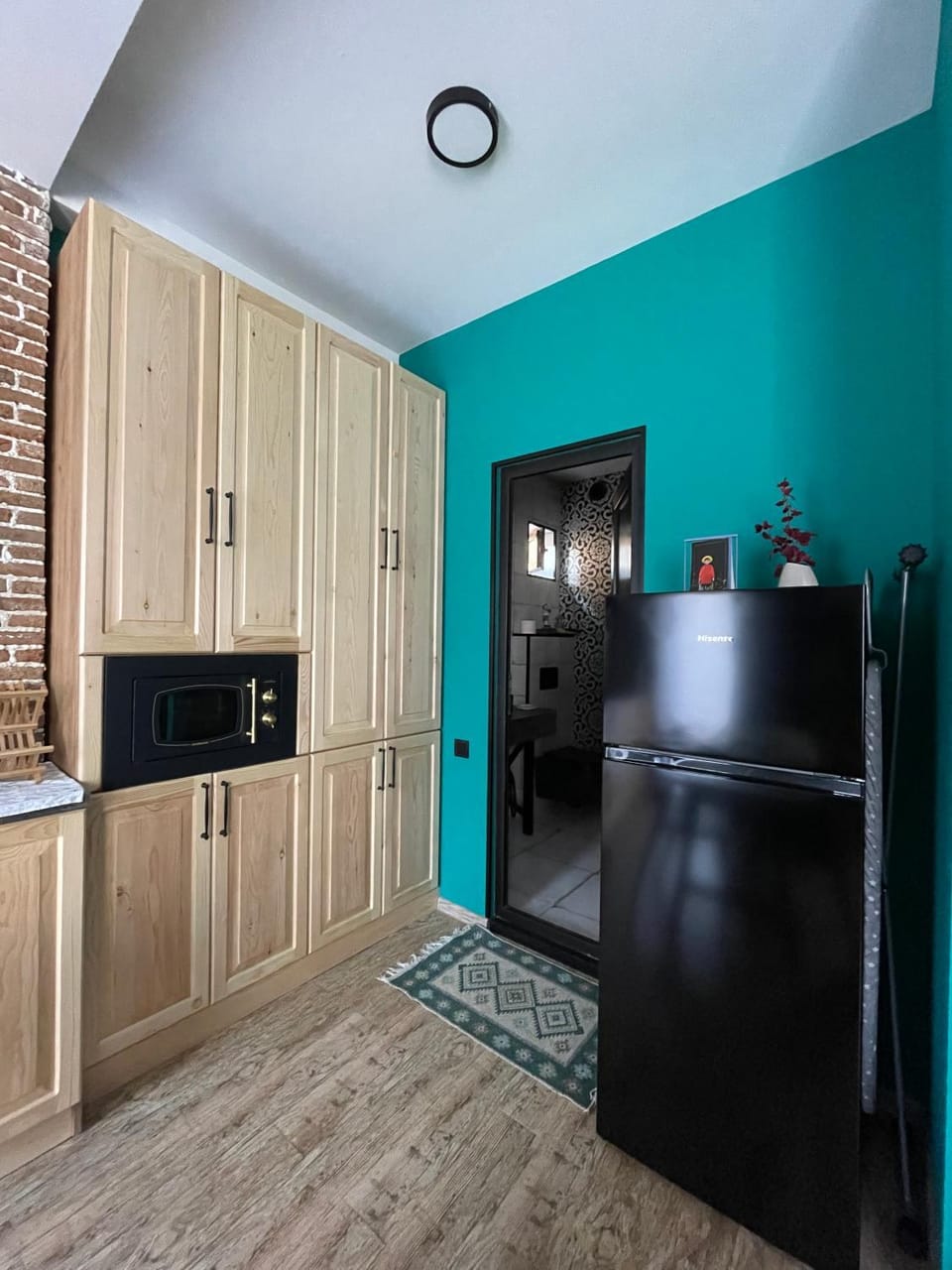 Kitchen or kitchenette, minibar