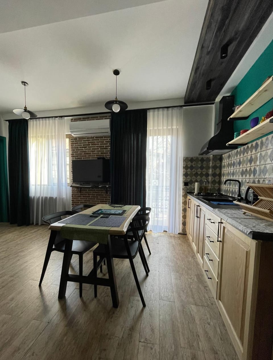 Kitchen or kitchenette, Dining area