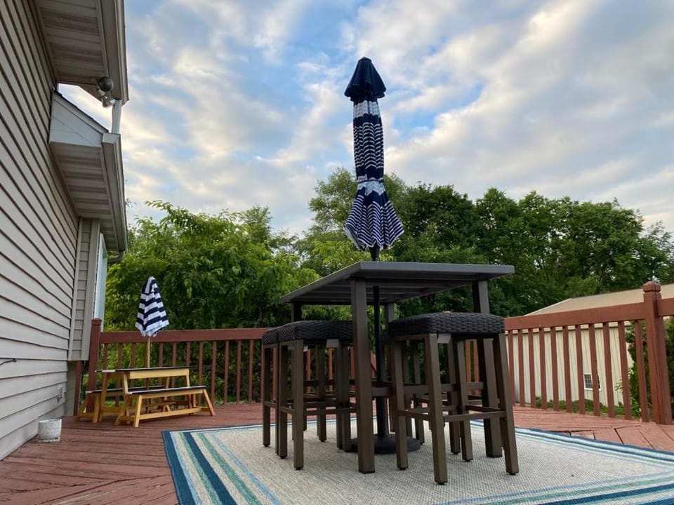 House On Grass Runway with Fly-In/Fly-Out Access House in Ohio